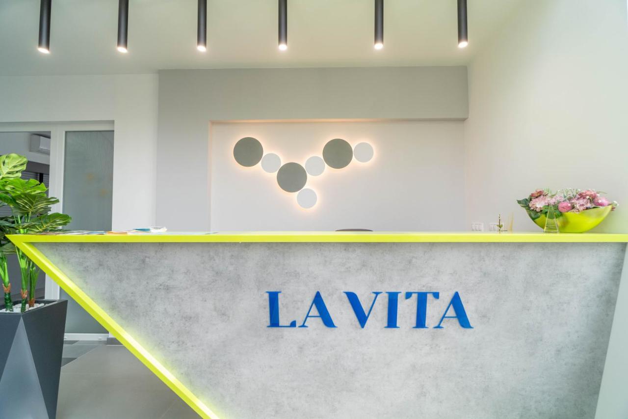 La Vita Premium Panzio Gyula Bagian luar foto