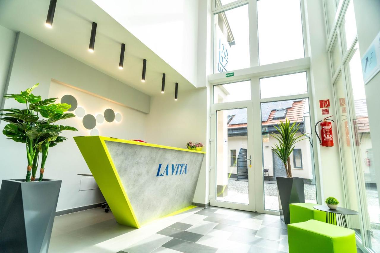 La Vita Premium Panzio Gyula Bagian luar foto