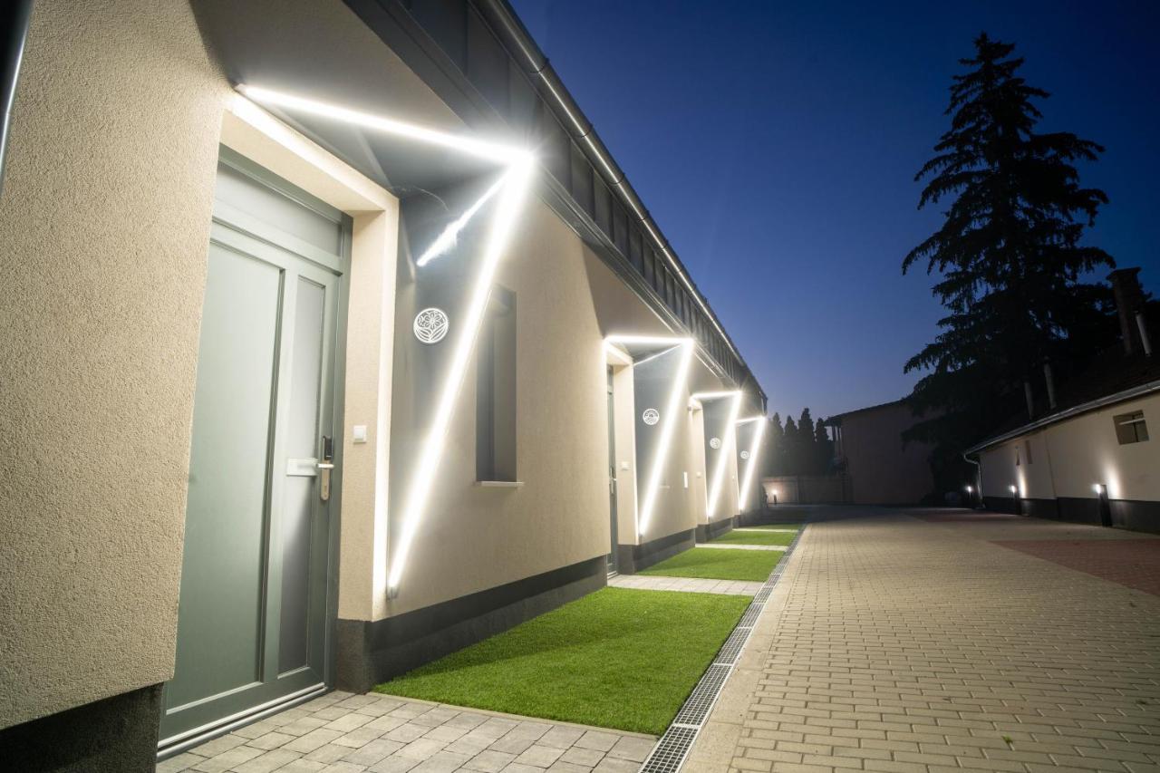 La Vita Premium Panzio Gyula Bagian luar foto